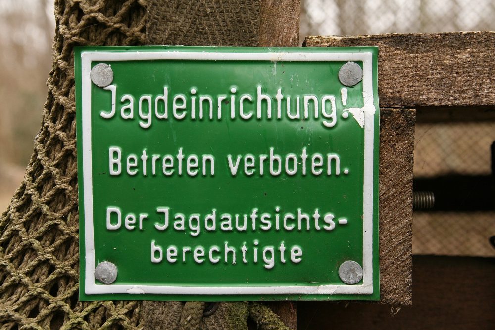 Schild: Jagdeinrichtung betreten verboten