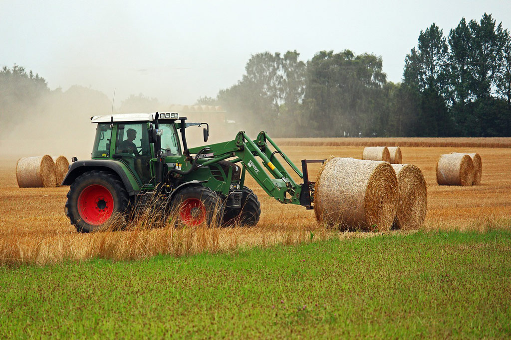 Traktor am Feld - Landwirtschaft und Wildtiere im gemeinsamen Lebensraum: Jagdfakten.at informiert