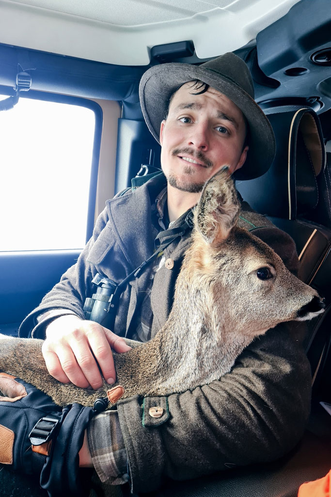 Clemens Ruetz mit gerettetem Rehkitz: Jagdfakten.at informiert