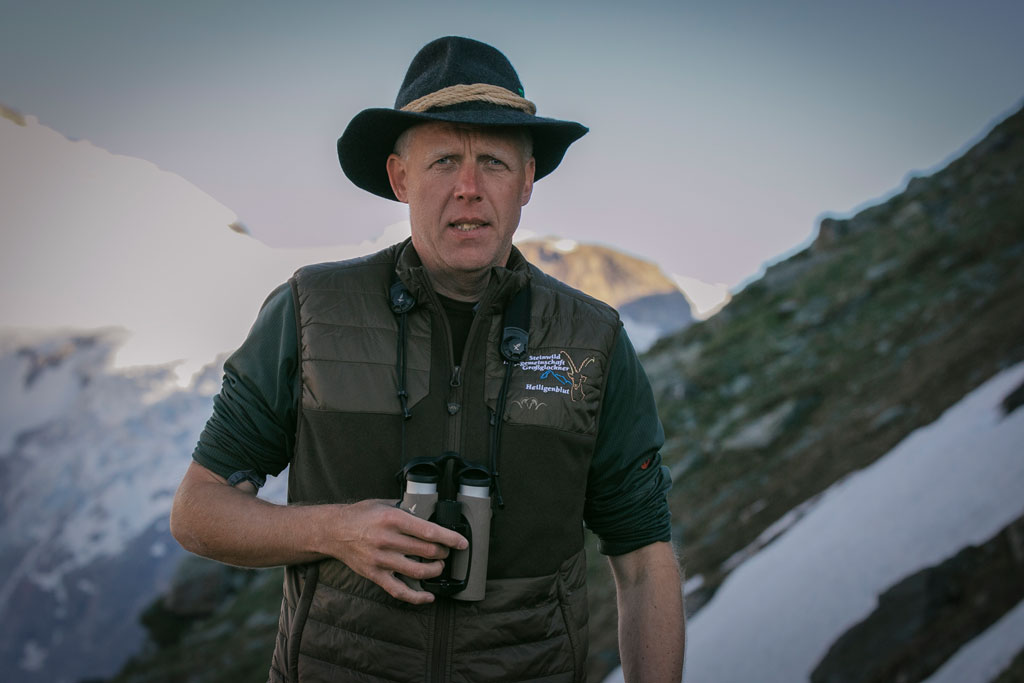 Markus Lackner hält Ausschau nach Steinböcken - Jagdfakten.at informiert