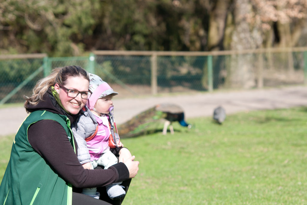 Barbara Laher-Hofer mit Kind im Tierpark Altenfelden - Jagdfakten.at informiert
